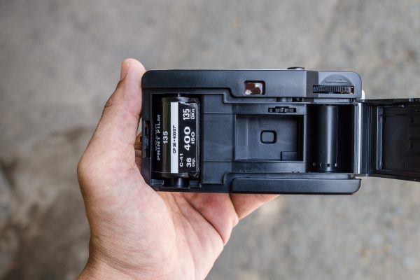 Buồn tối và khu vực chứa film của máy Ilford Sprite 35 II