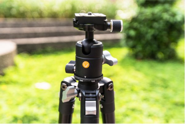 Vesta FB 235AB được tích hợp sẵn ballhead